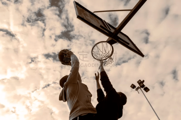 前球员点评尤里奇与卢克曼冲突：教练不该上手，错在尤里奇